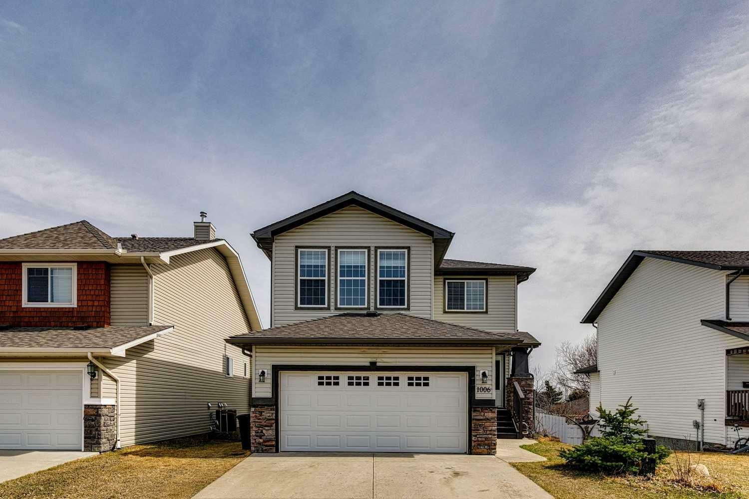 Property Photo: 1006 Highland Green Drive NW AB T1V 1V8