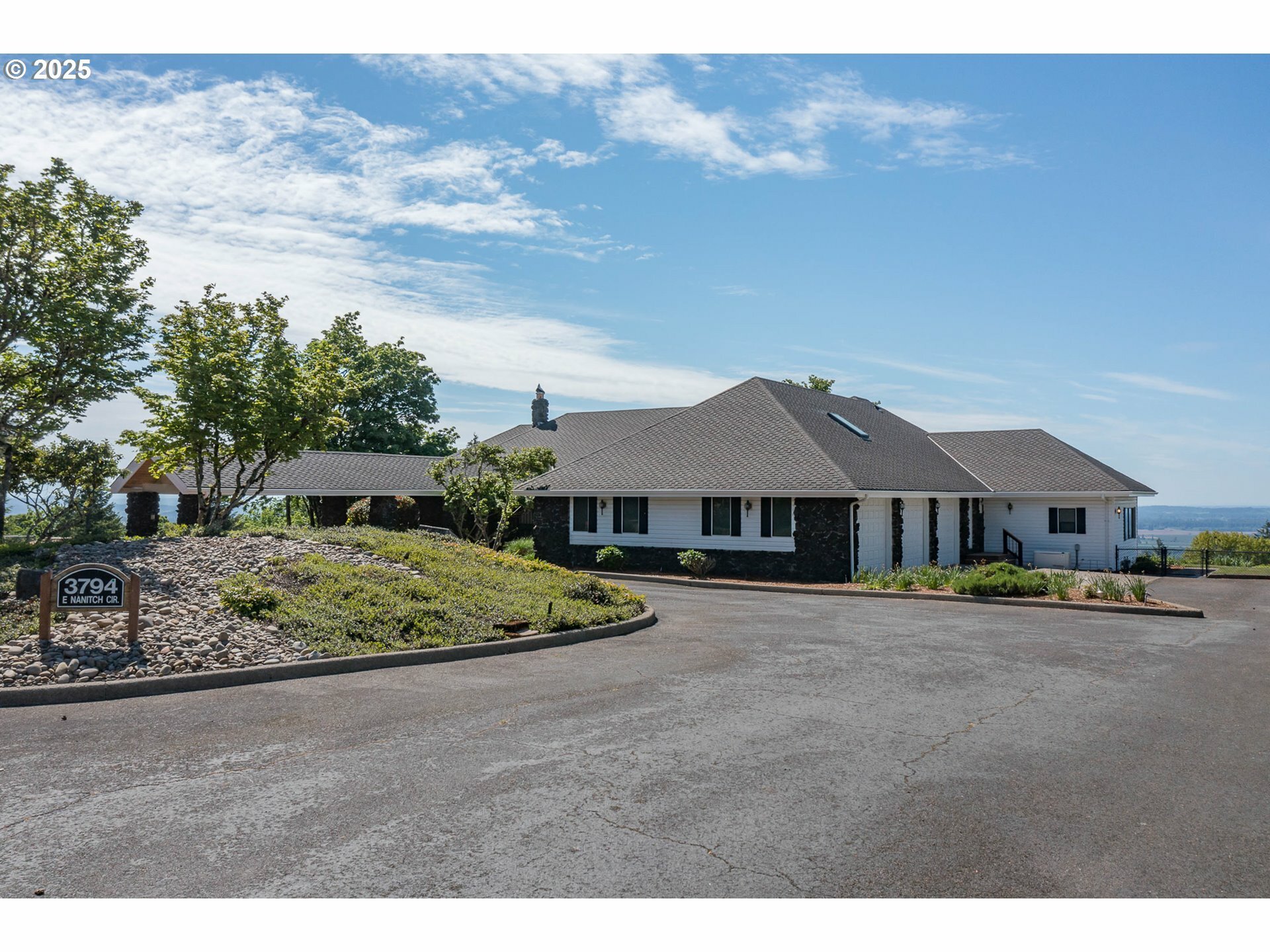 Property Photo: 3794 E Nanitch Cir S OR 97306
