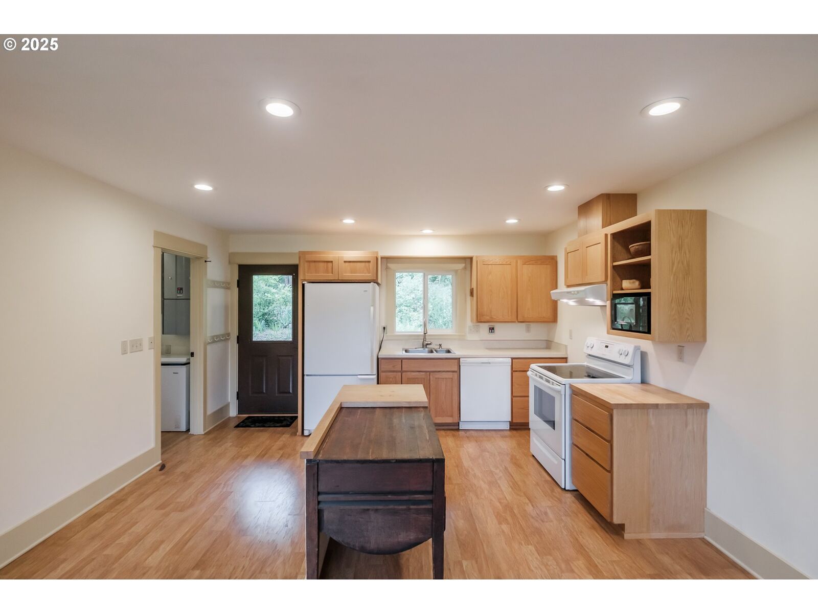 Property Photo: 304 Spaulding Ave OR 97327