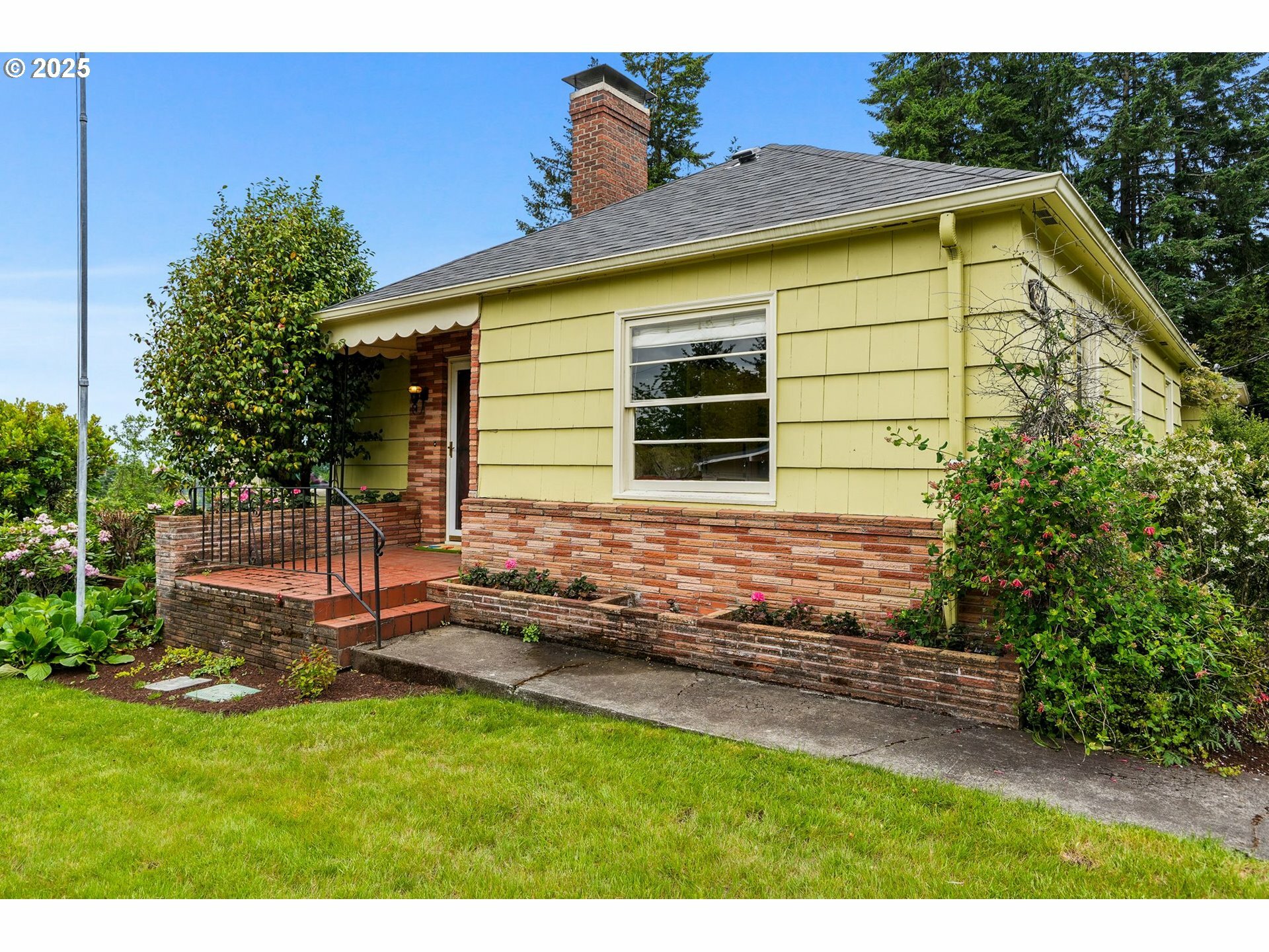 Property Photo: 828 Kingwood Dr NW OR 97304