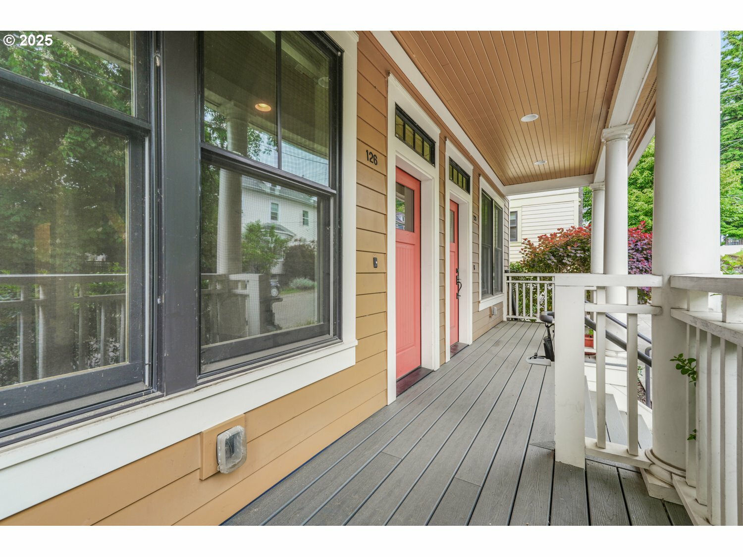 Property Photo: 126 SW Grover St OR 97239