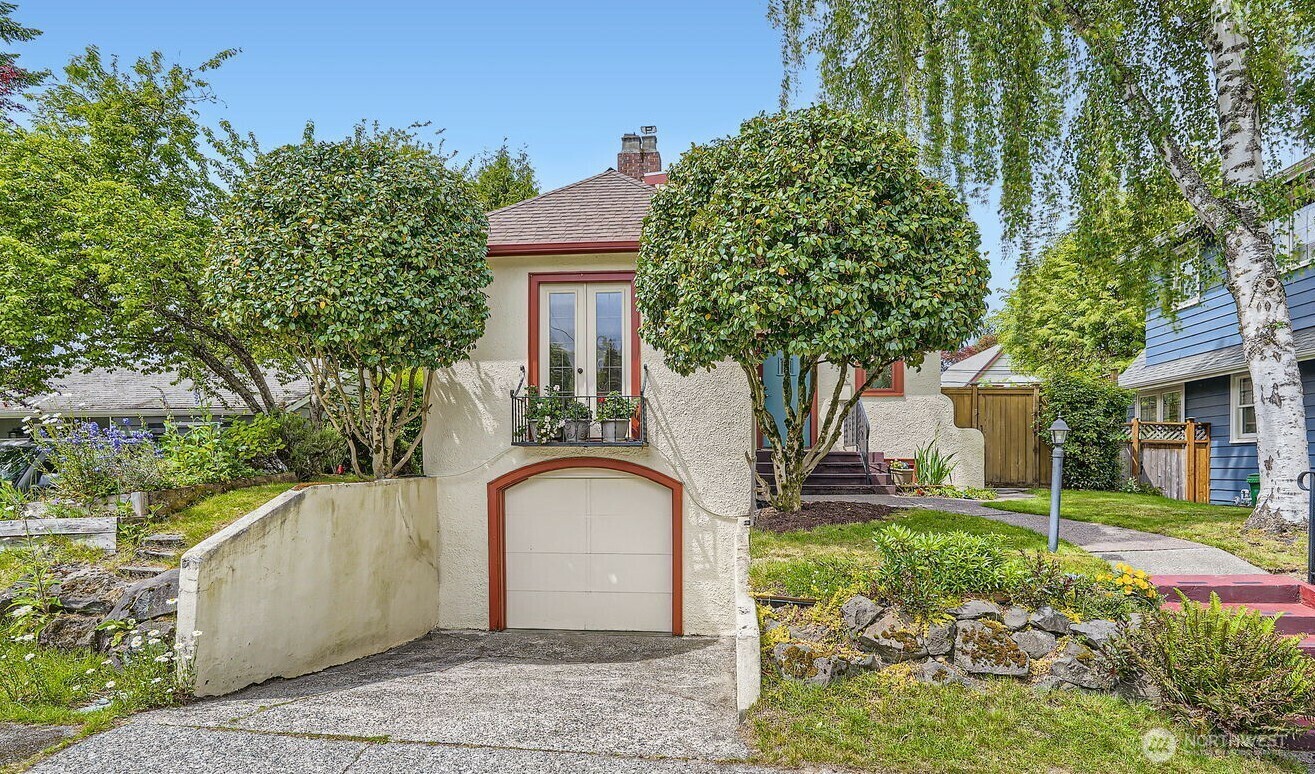 Property Photo: 2523 Royal Court E WA 98112