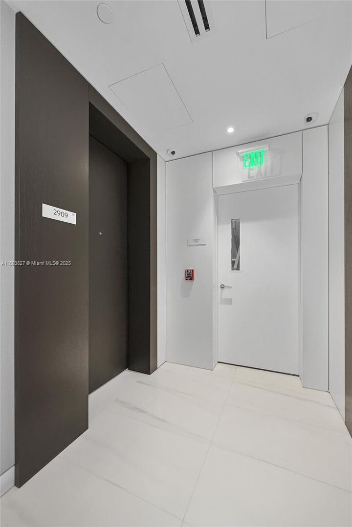 Property Photo:  300 Biscayne Blvd Way 2909  FL 33131 