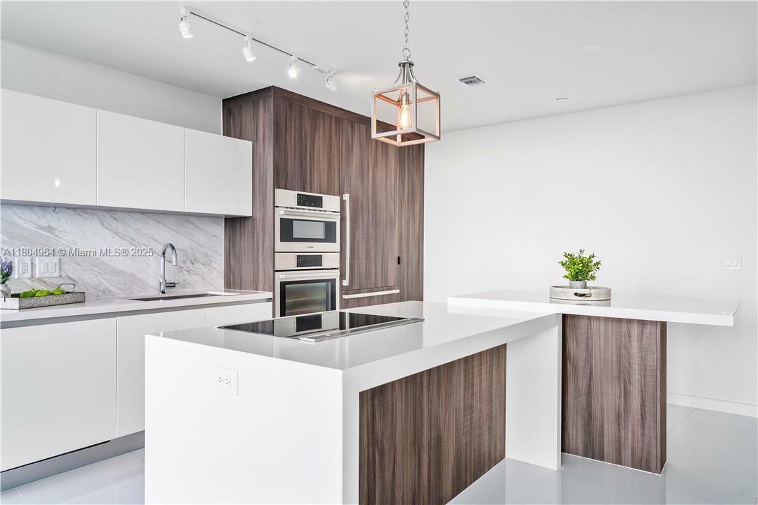 Property Photo: 851 NE 1st Ave 2904 FL 33132