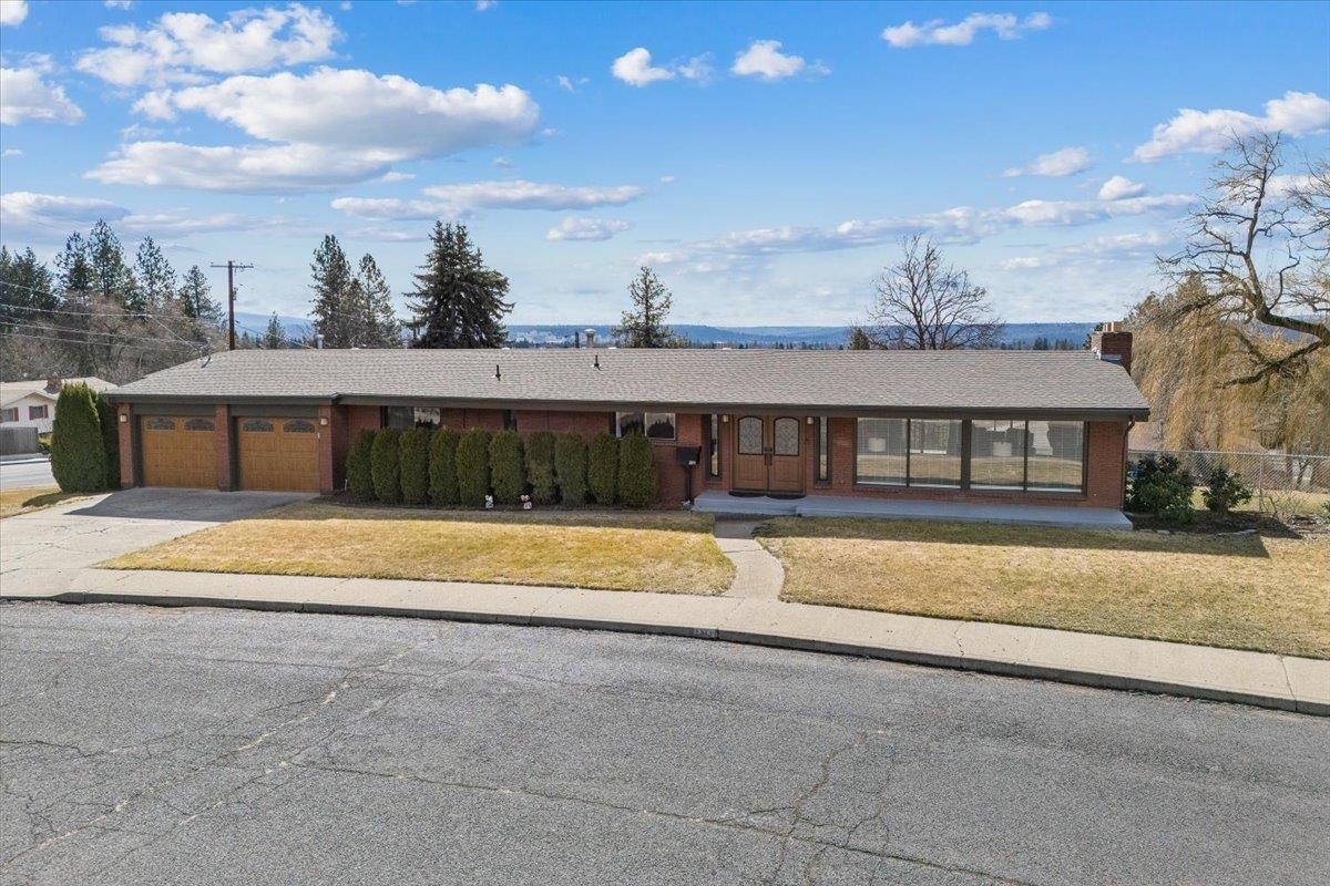 Property Photo: 2311 W Wedgewood Ave WA 99208