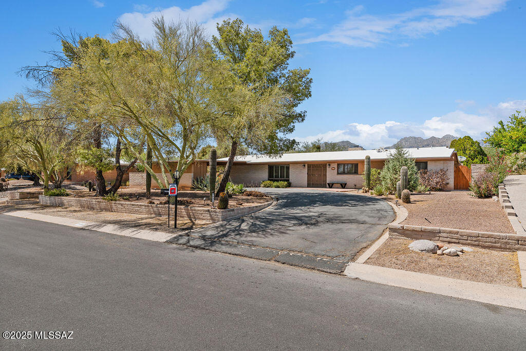 Property Photo: 7431 E Sabino Vista Drive AZ 85750