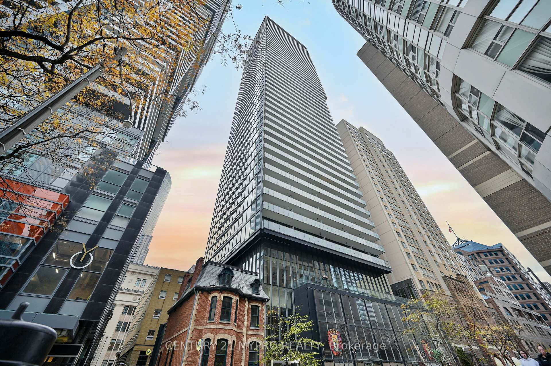 Property Photo: 15 Grenville Street 1007 ON M4Y 0B9