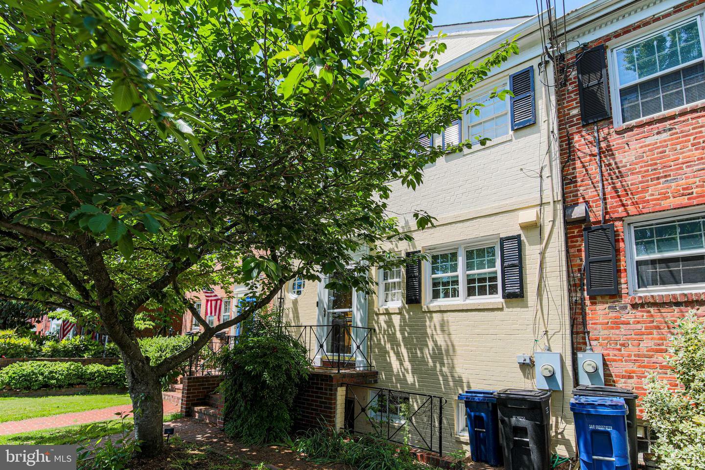 Property Photo: 813 S Fairfax Street VA 22314