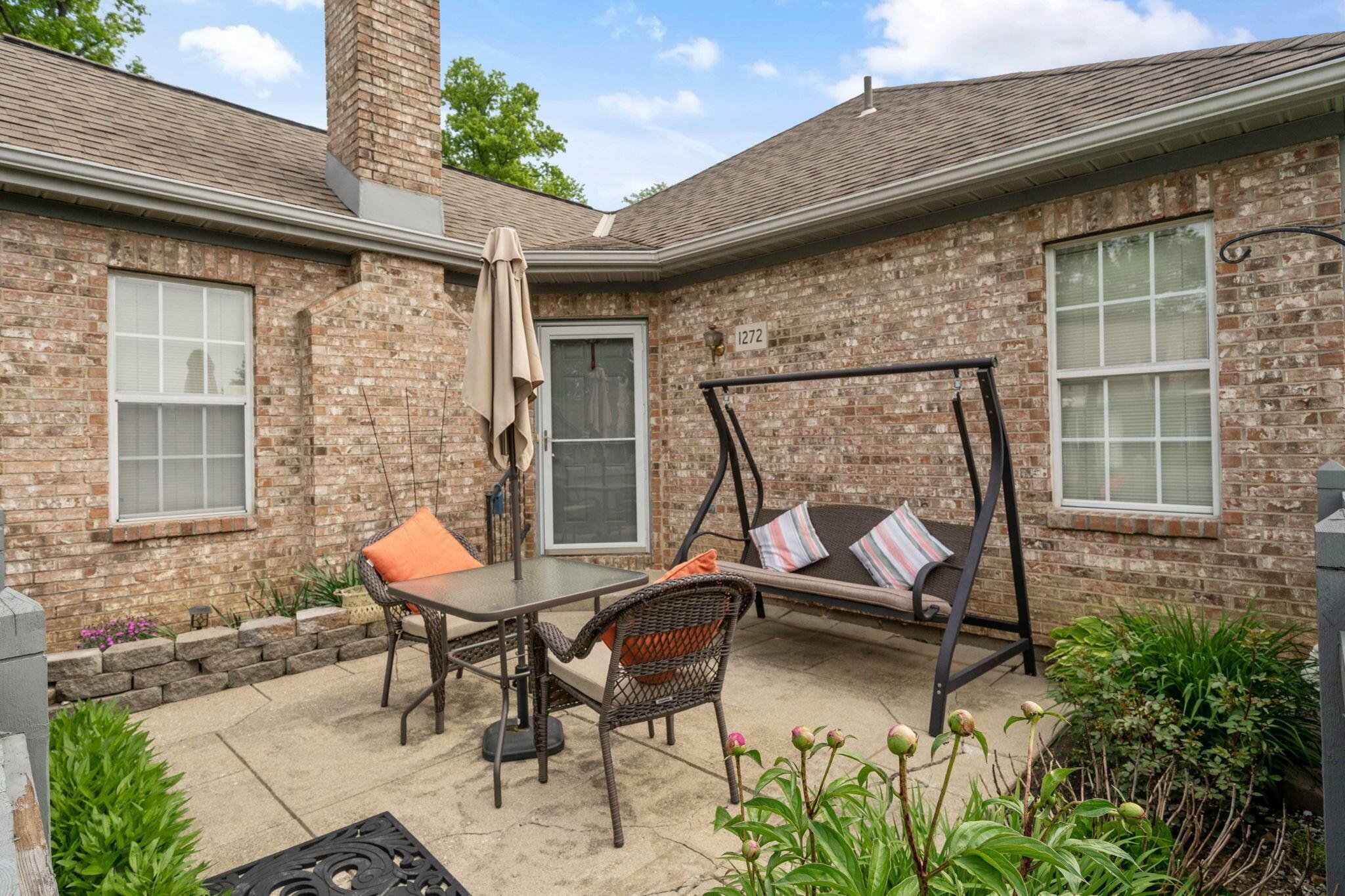 Property Photo:  1272 Villa Oaks Court  OH 43230 