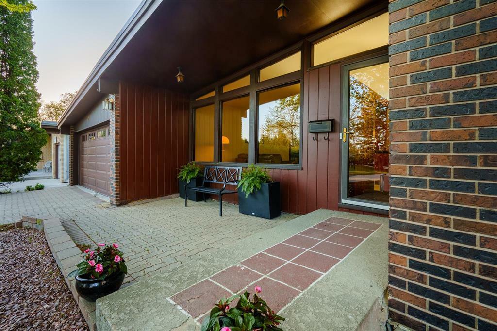Property Photo: 15 Iroquois Bay MB R2J 2E1
