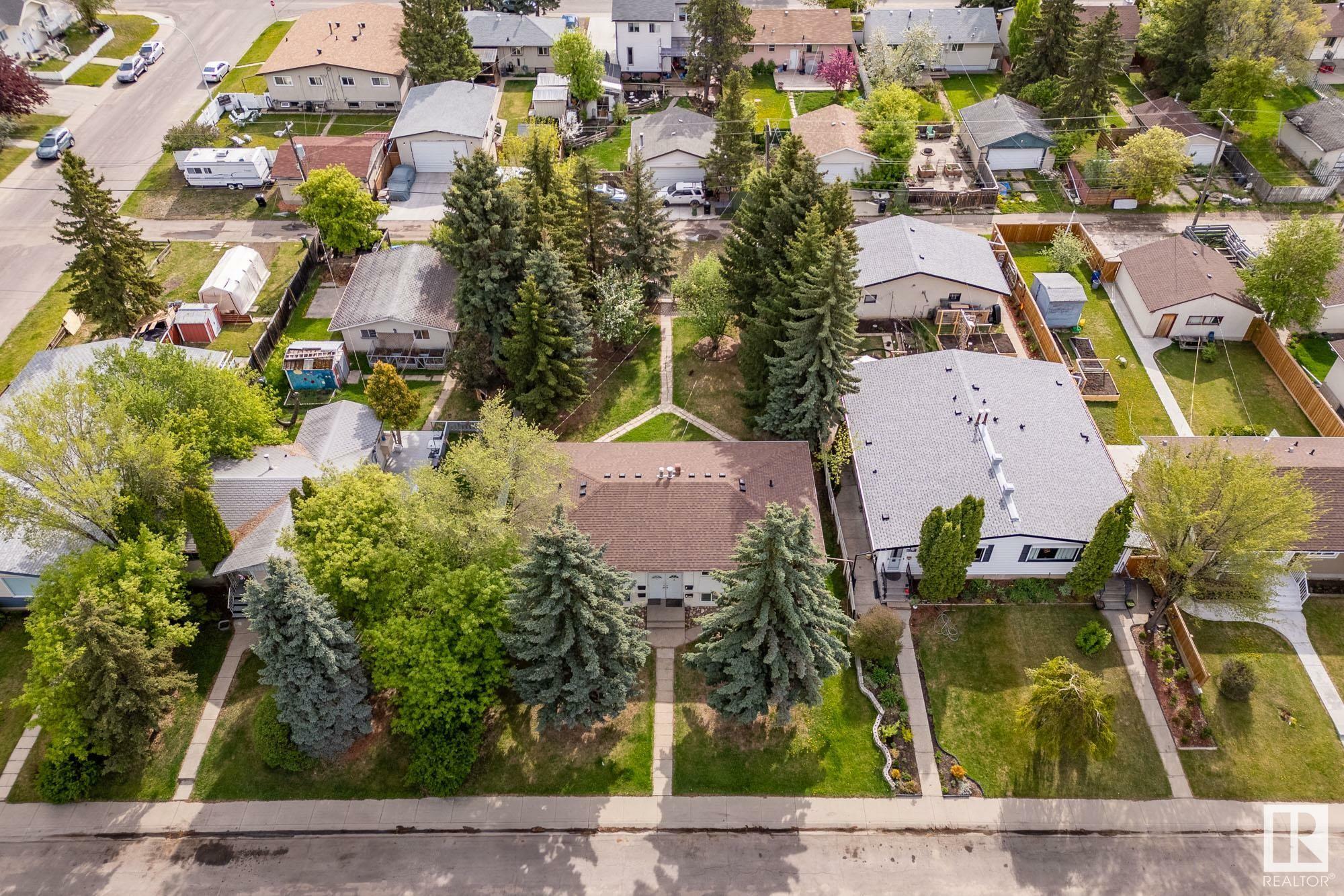 Photo de la propriété: 8741 152 Street NW AB T5R 1L9