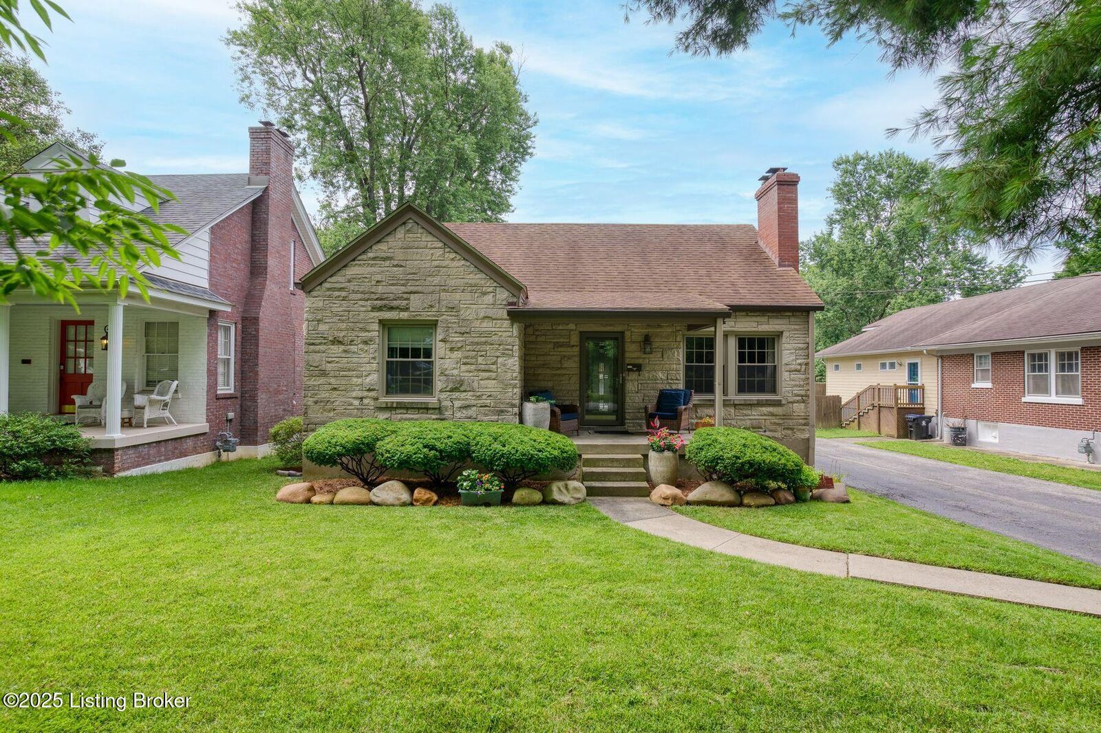 Property Photo:  2418 Hawthorne Ave  KY 40205 