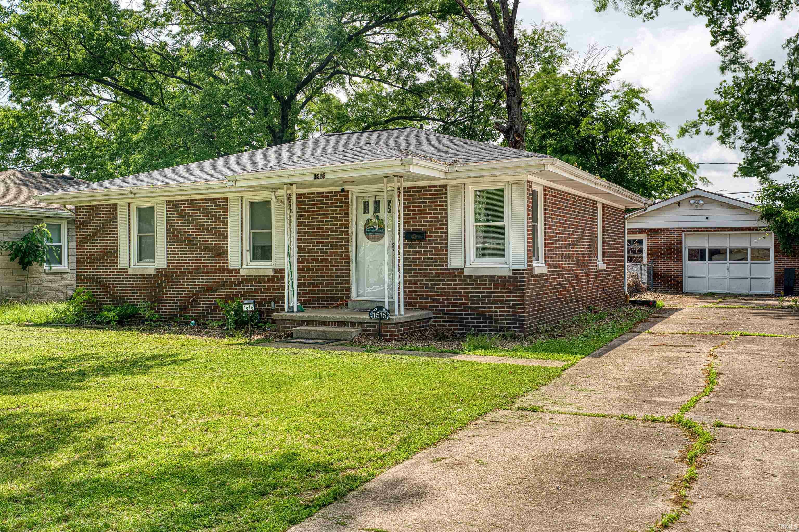 Property Photo: 1616 N Roosevelt Drive IN 47711