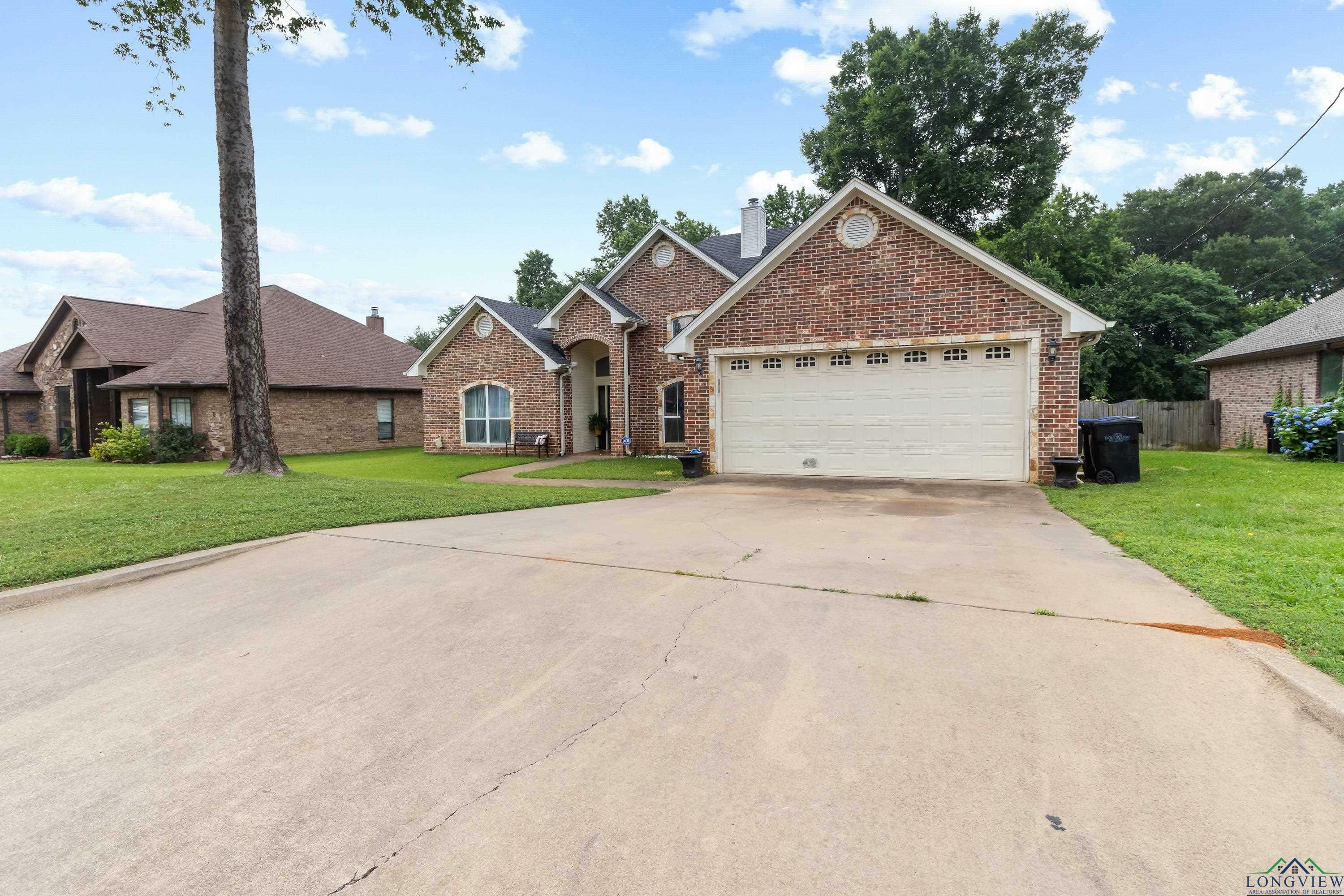 Property Photo: 810 Crepe Myrtle TX 75604