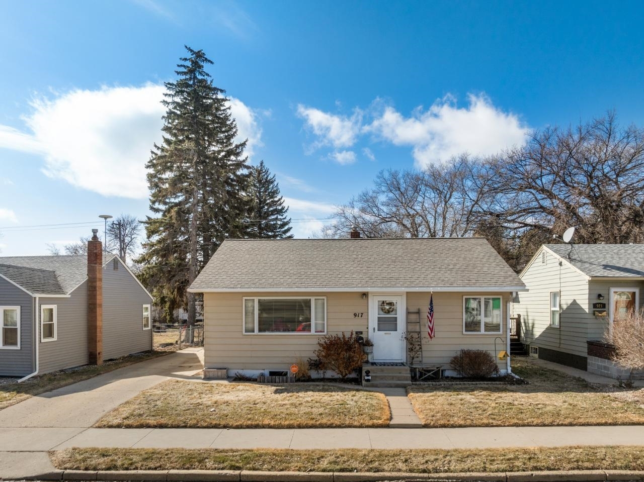 Property Photo: 917 17th St NW ND 58703