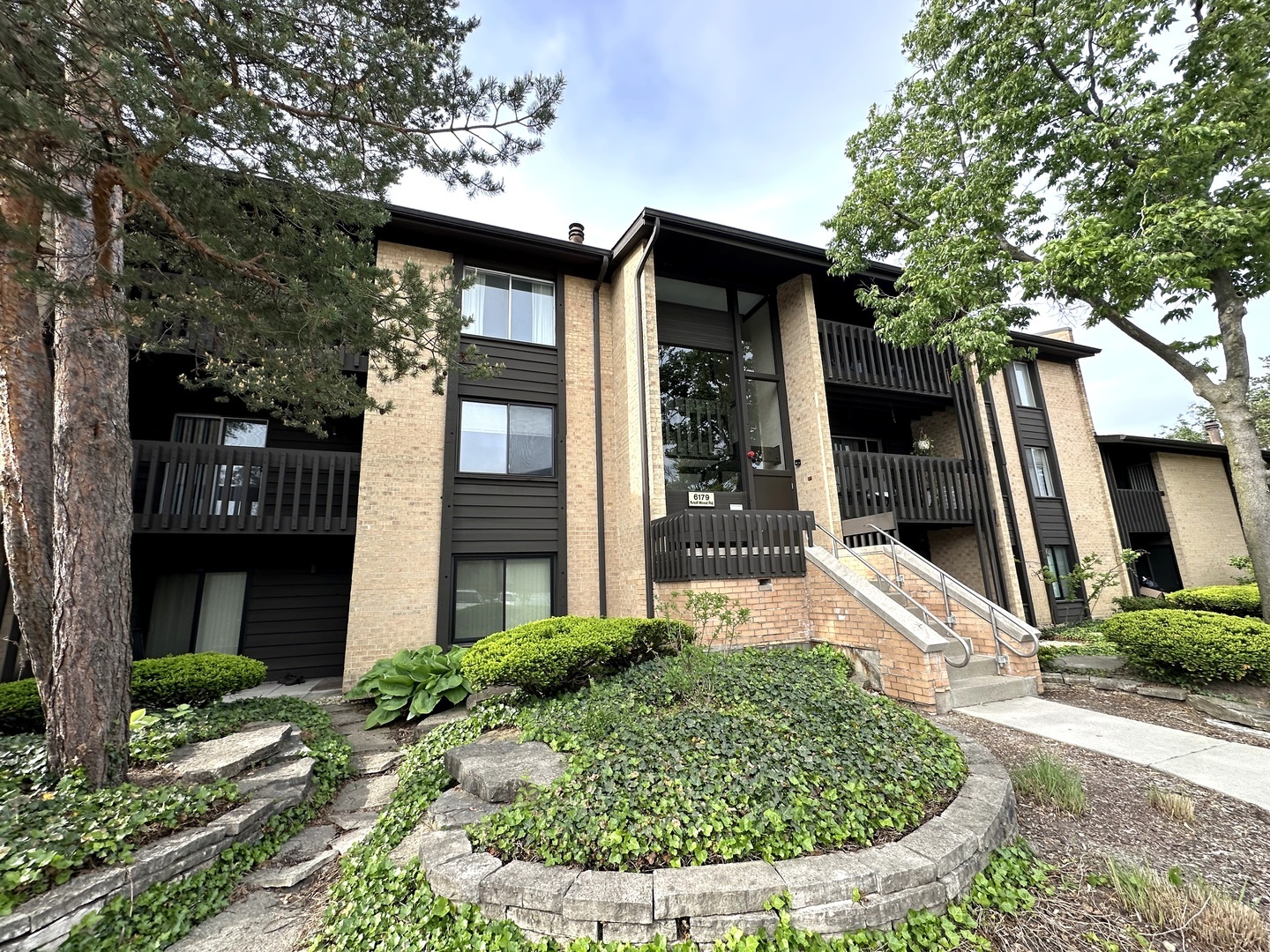 Property Photo: 6179 Knollwood Road 208 IL 60527