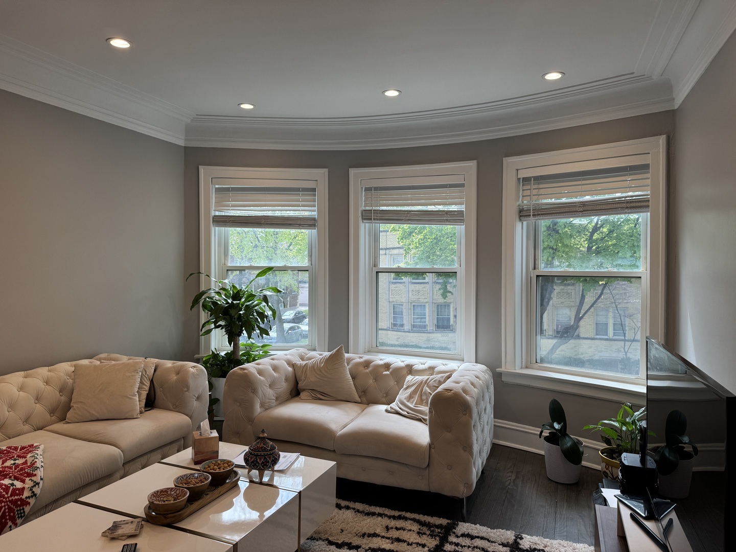 Property Photo: 5803 N Maplewood Avenue 2 IL 60659