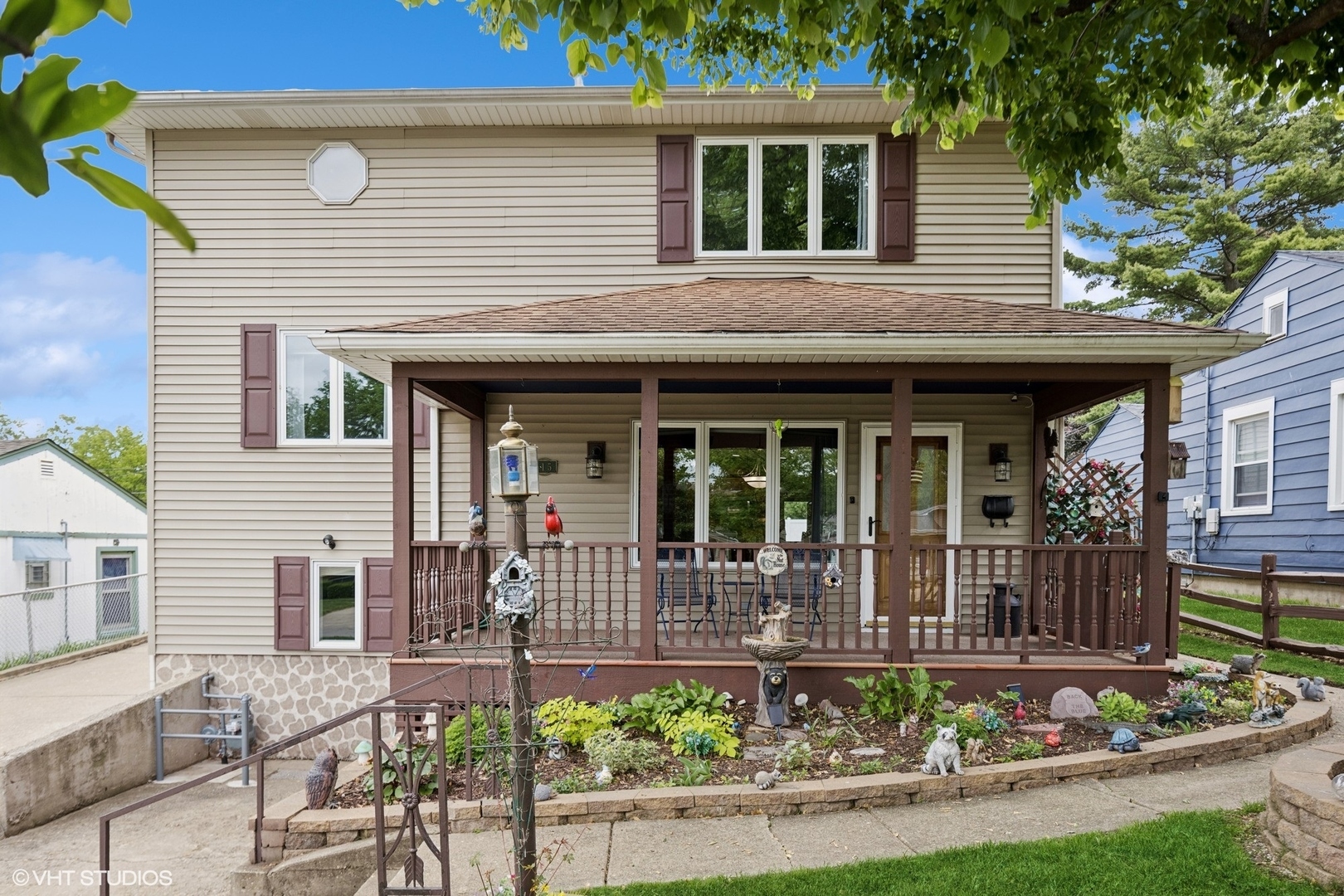 Property Photo: 215 S Edgewood Avenue IL 60148