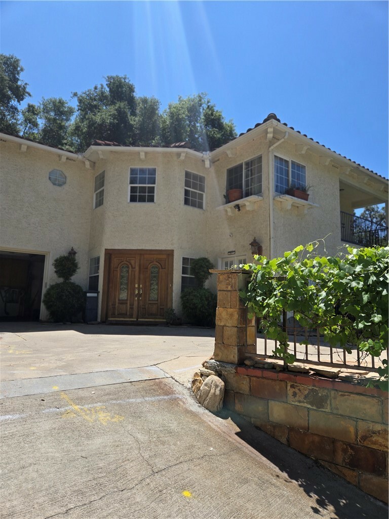 Property Photo:  2 Bradbury Hills Road  CA 91008 