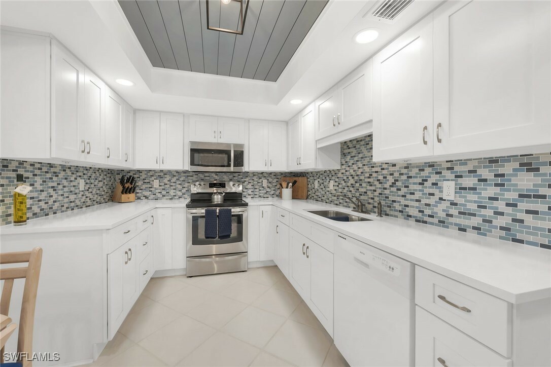 Property Photo: 1020 Swallow Avenue 102 FL 34145