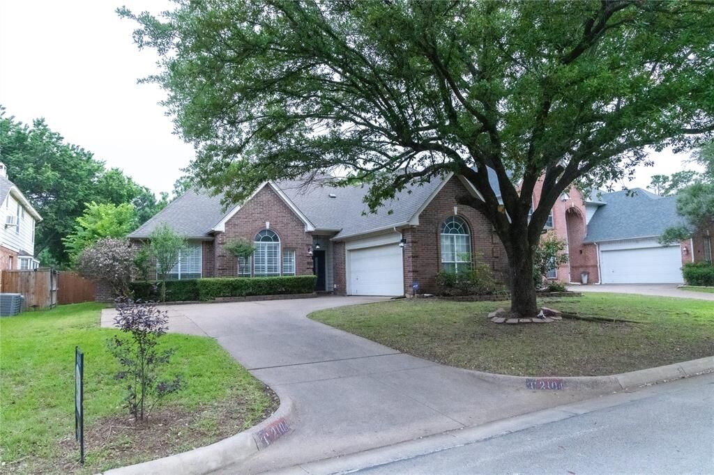 Property Photo: 2104 Hunter Place Lane TX 76006