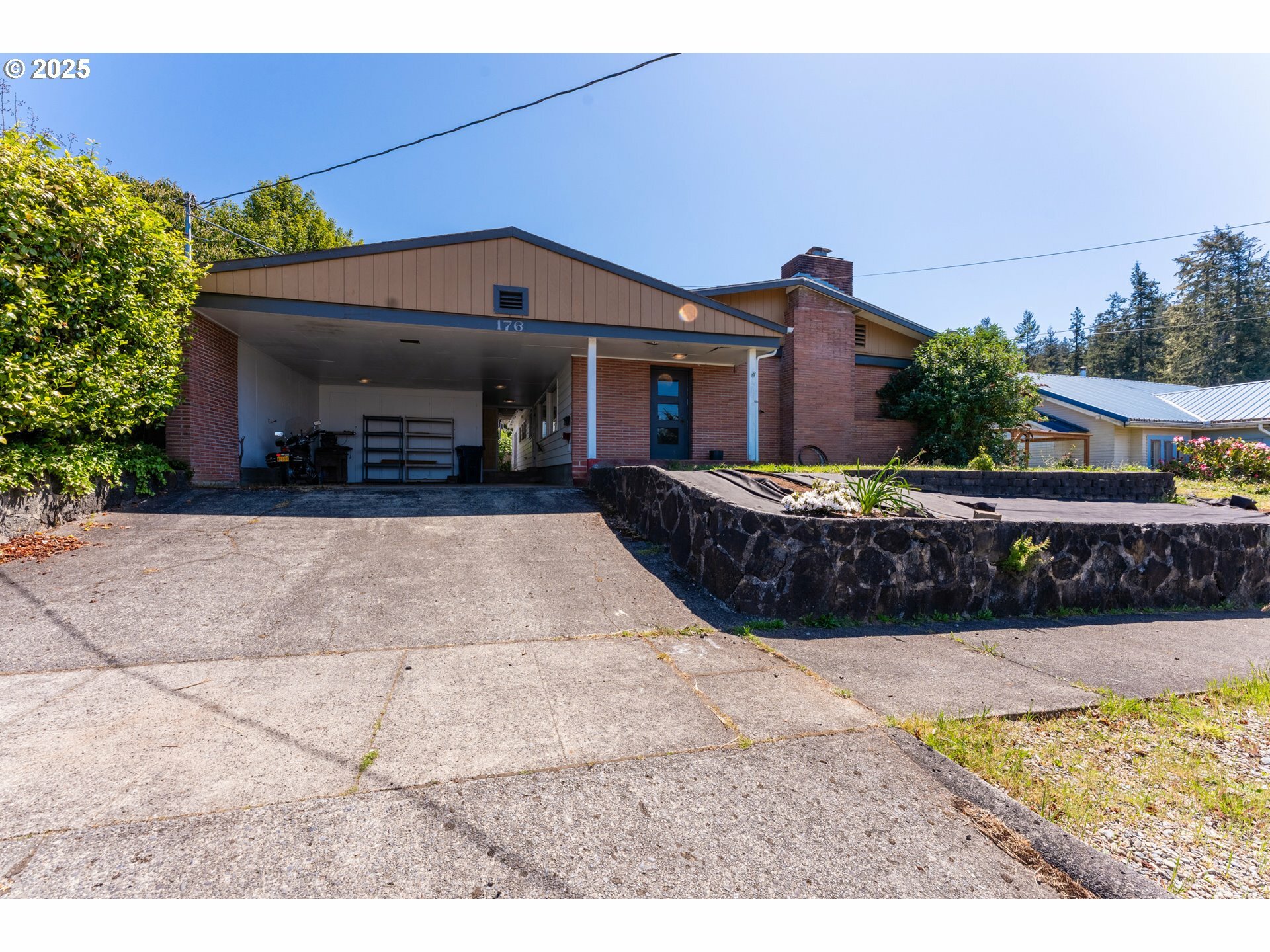 Property Photo: 176 N Henry St OR 97423
