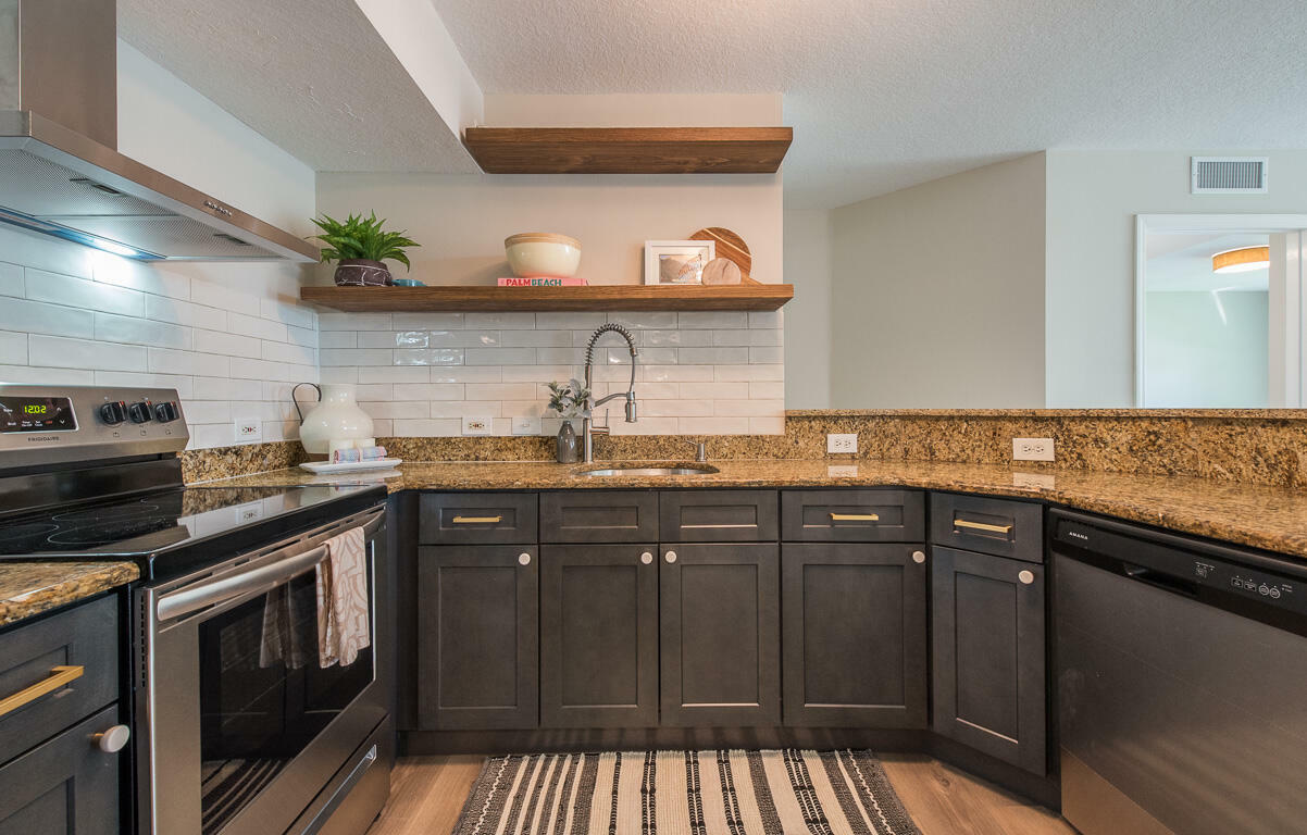 Property Photo: 101 Villa Circle FL 33435