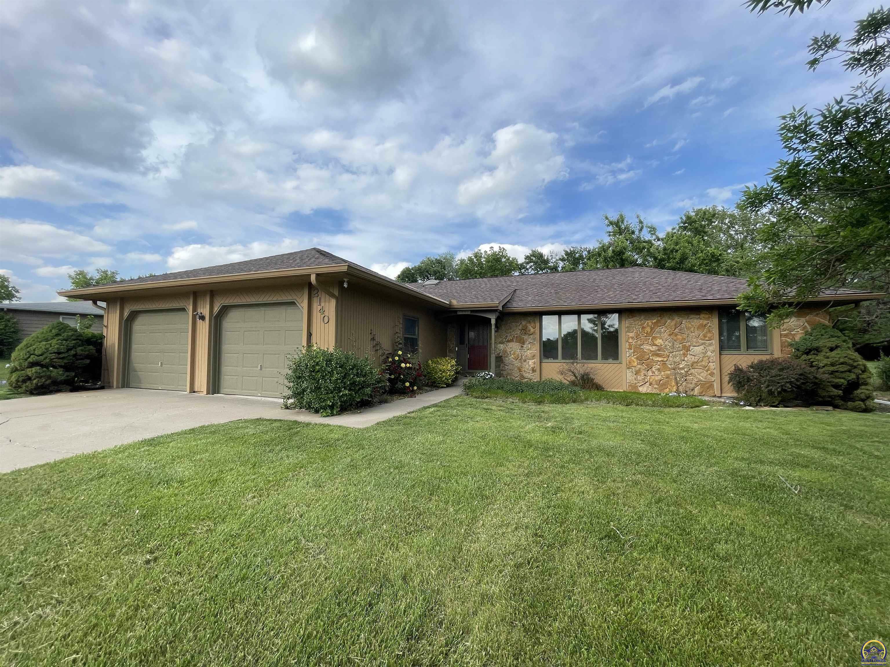 Property Photo:  2140 SW Arvonia Pl  KS 66614 