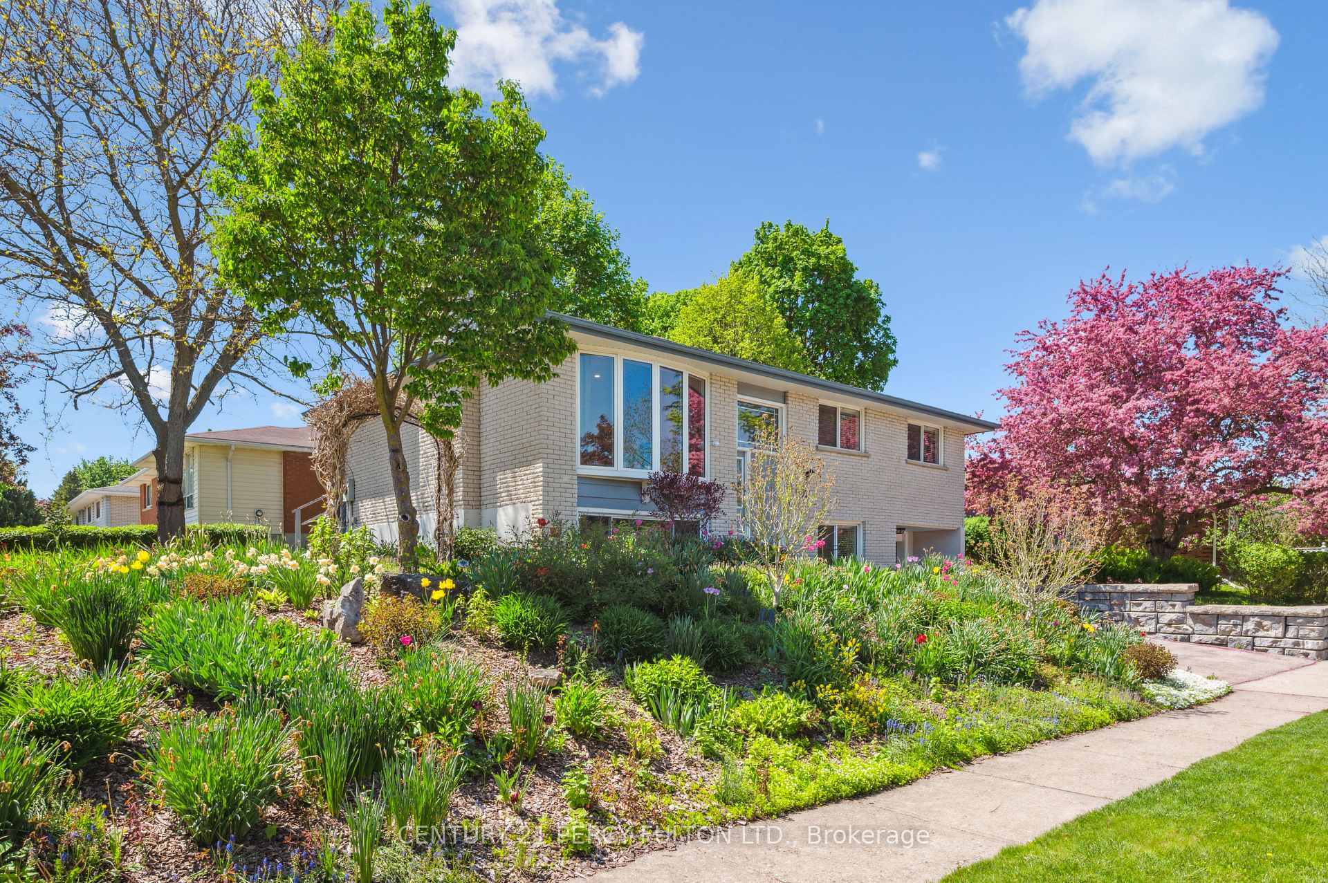 Property Photo:  595 Northgate Avenue  ON N2L 4R1 