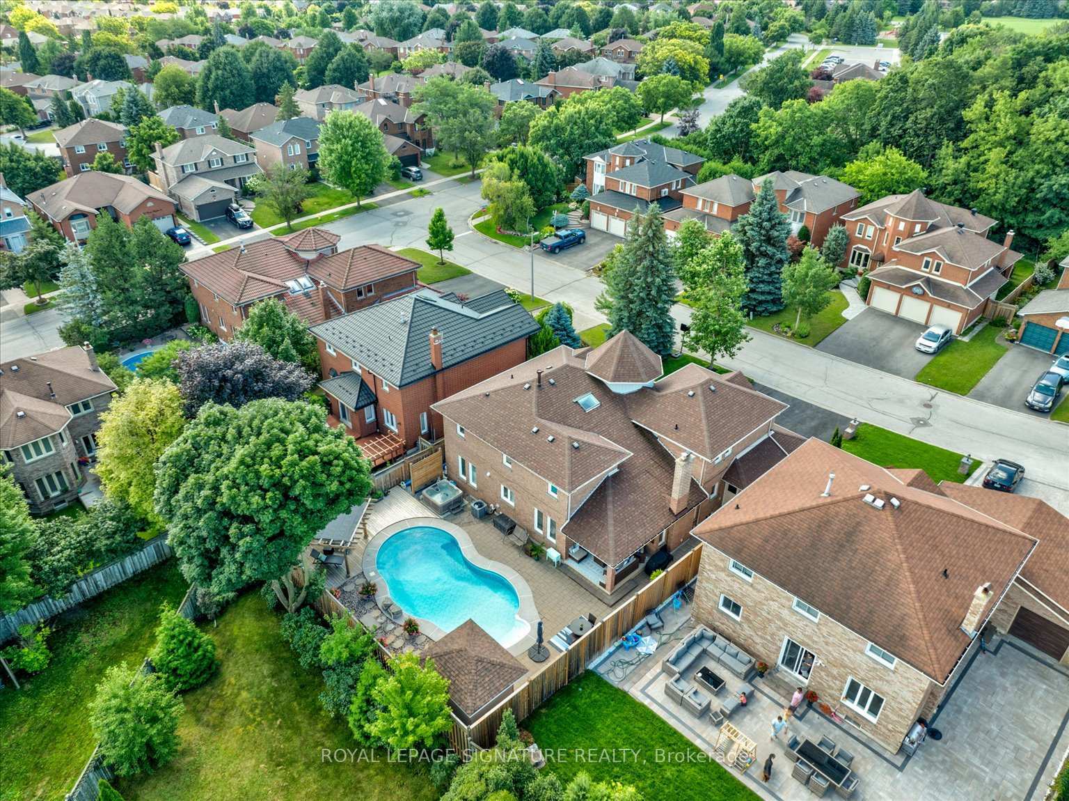 Property Photo: 6 Mapleglen Court ON L1R 1T7