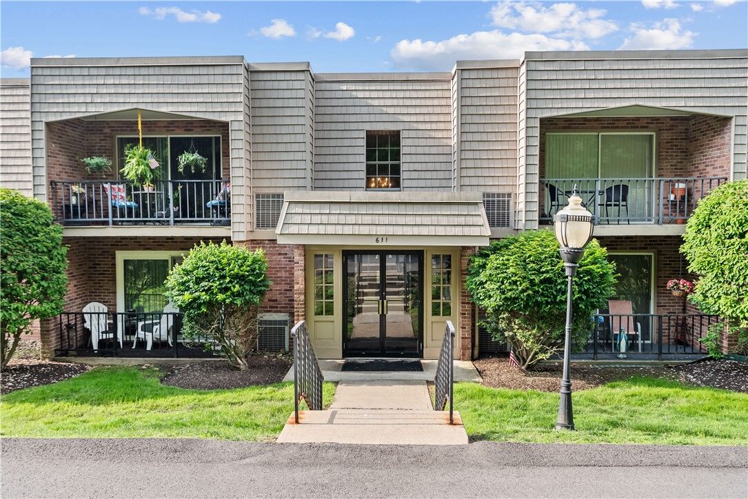 Property Photo: 611 Calais Dr 4108 PA 15237