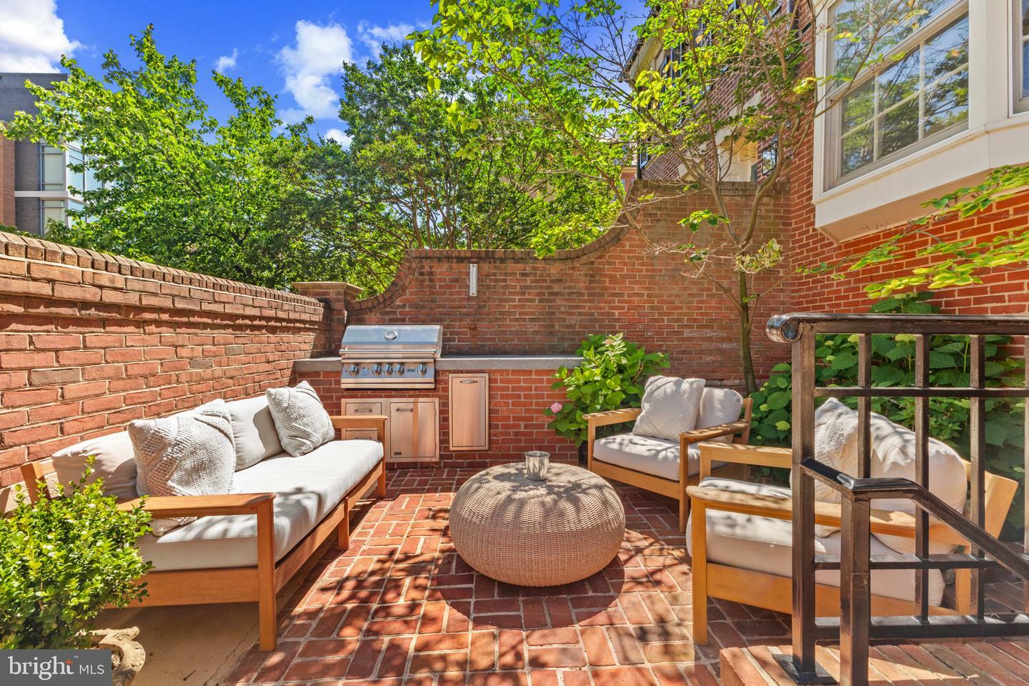 Property Photo: 54 Wolfe Street VA 22314