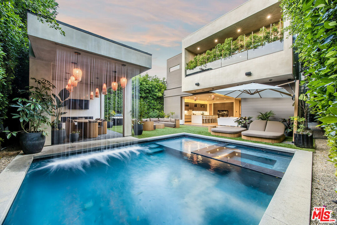 Property Photo: 347 N Alfred St CA 90048