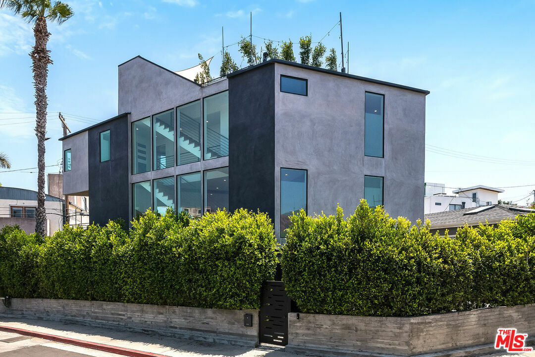 Property Photo: 126 Thornton Pl CA 90291