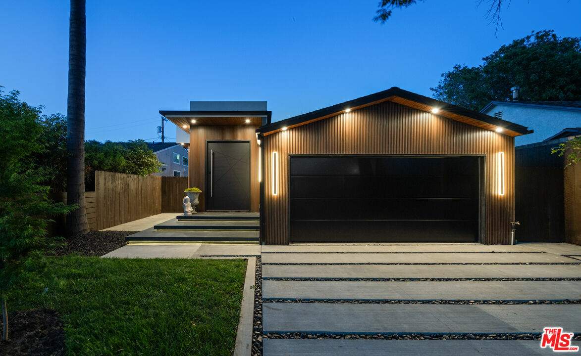 Property Photo: 3524 Maplewood Ave CA 90066