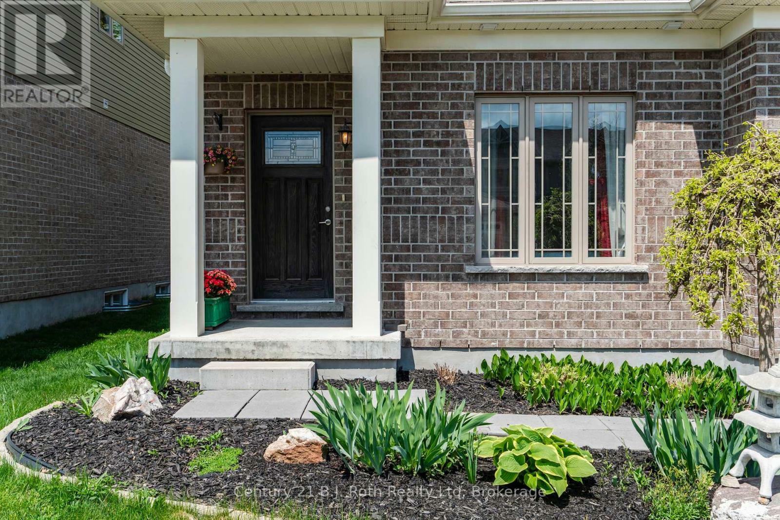 Photo de la propriété: 1002 Cook Drive ON L4R 0E4