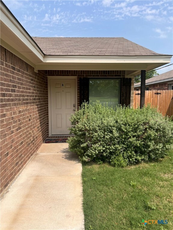 Property Photo: 1204 N 8th Street B TX 76541