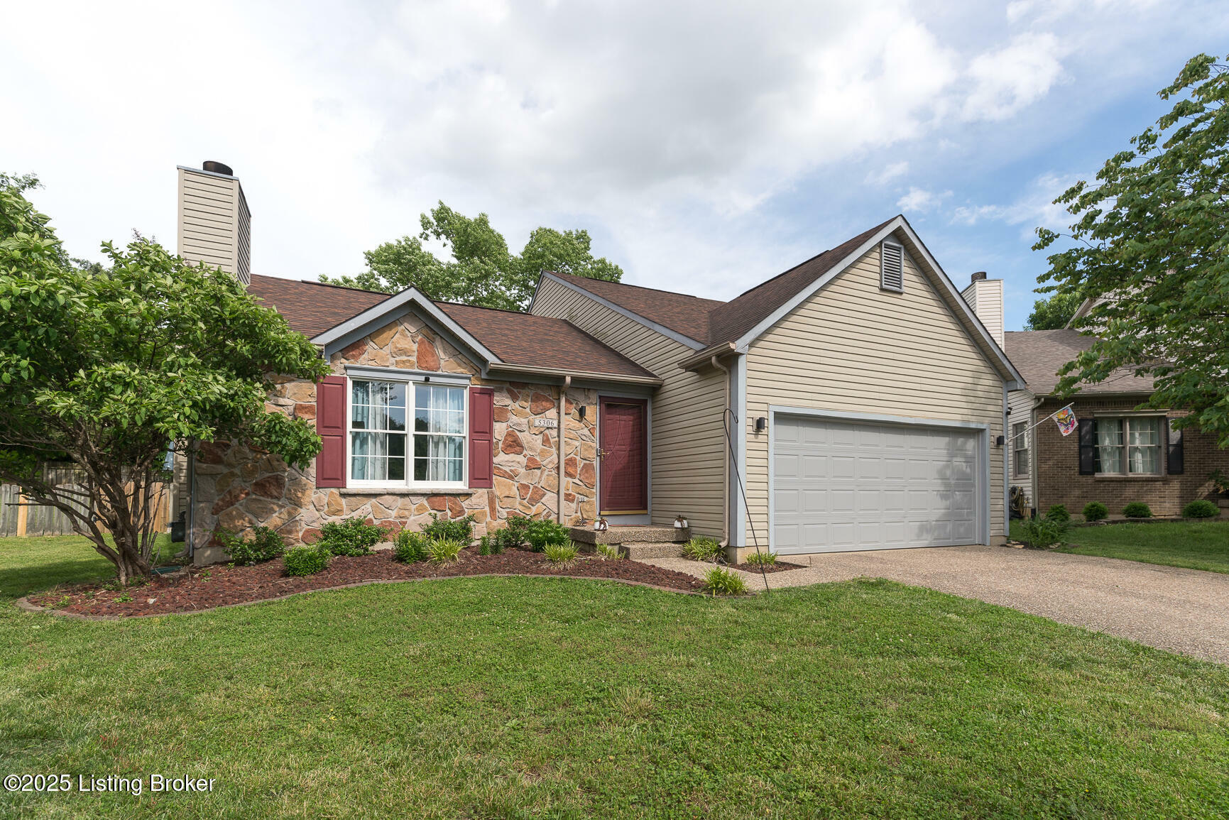 Property Photo: 5306 Wild River Ct KY 40229