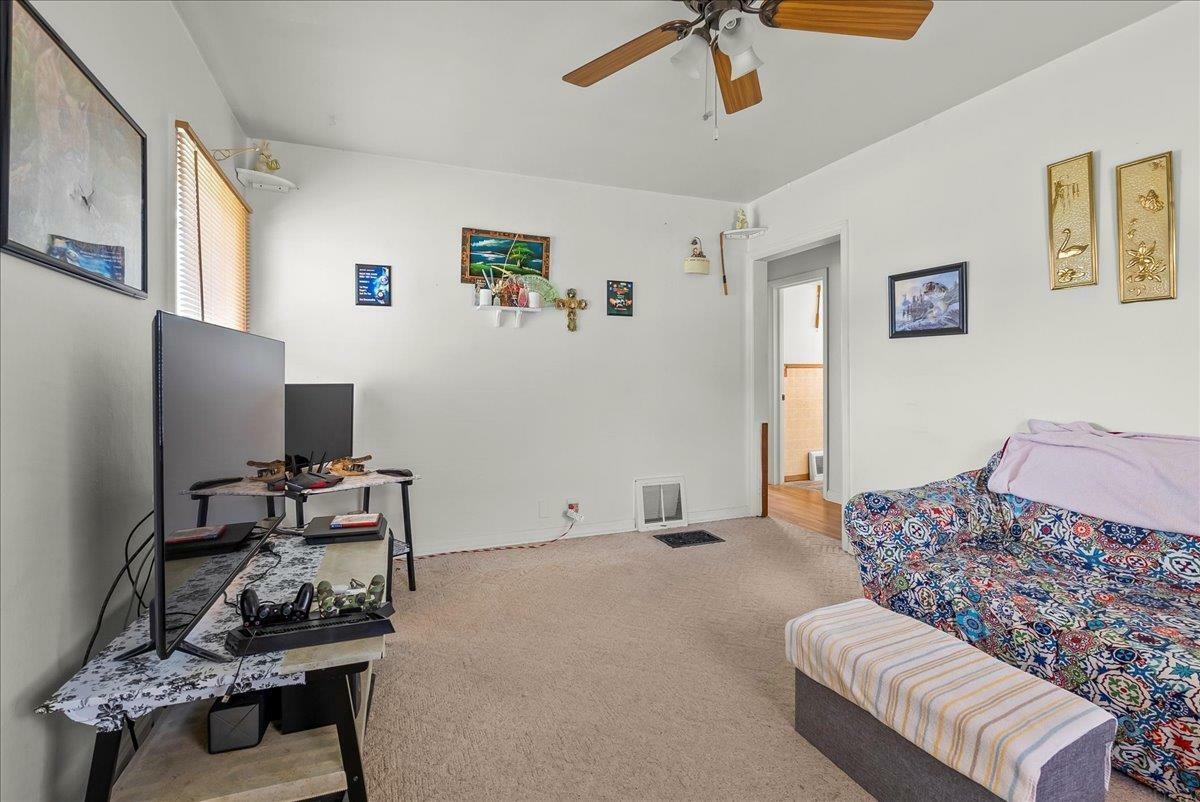 Property Photo:  1852 Hawthorne Avenue  IA 50702 