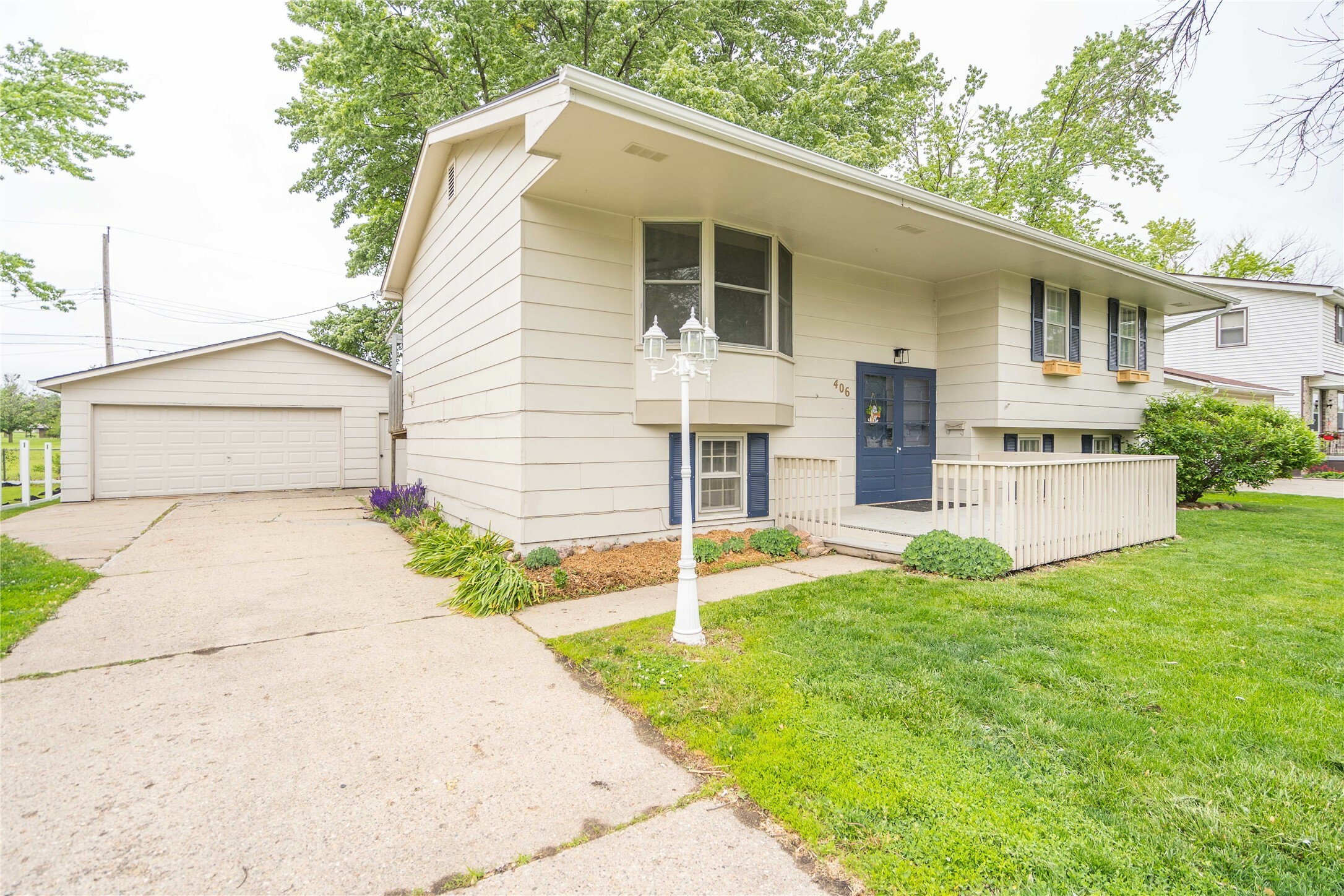 Property Photo: 406 SE Trilein Drive IA 50021