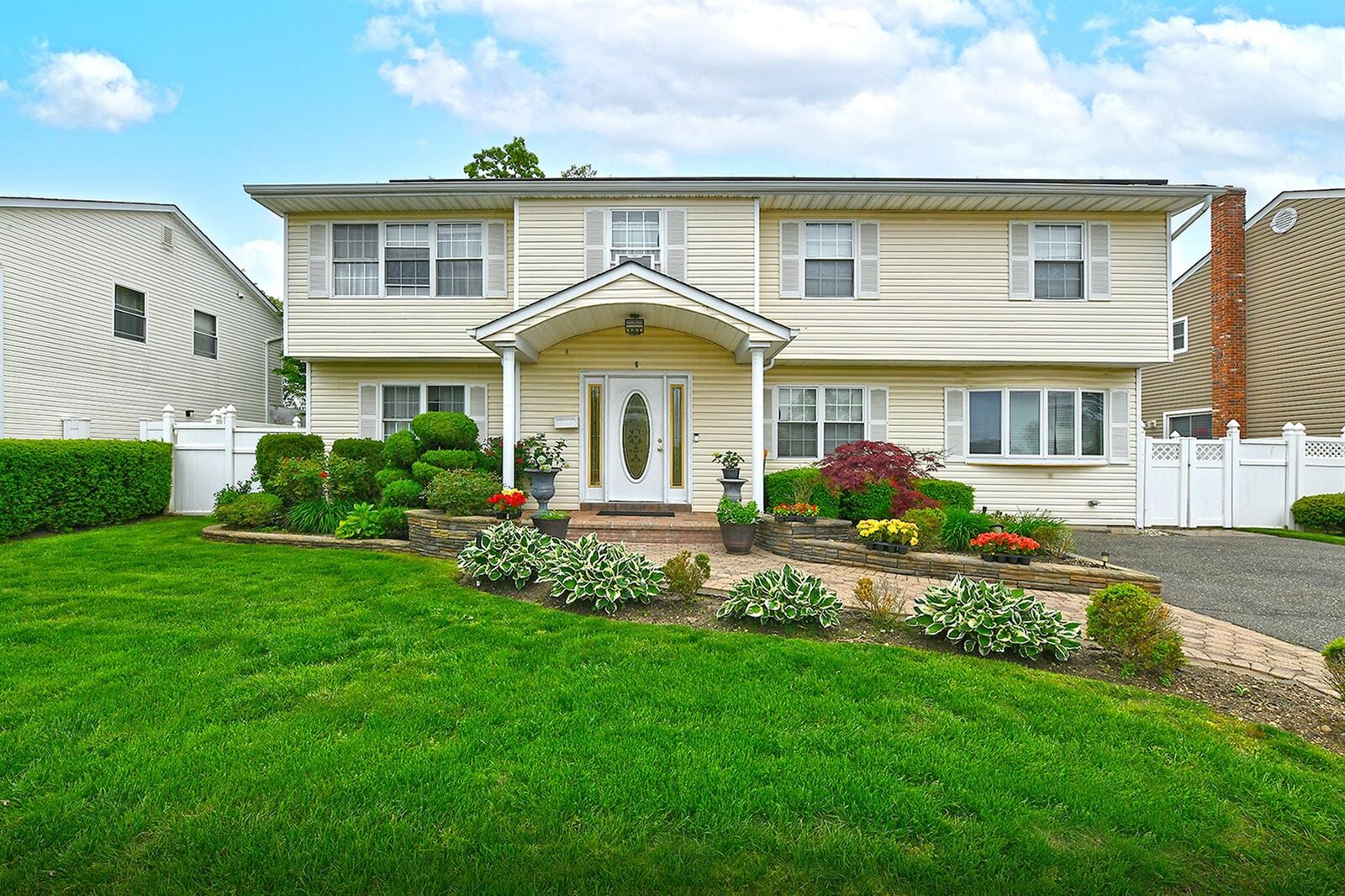 Property Photo:  6 Country Court  NY 11735 