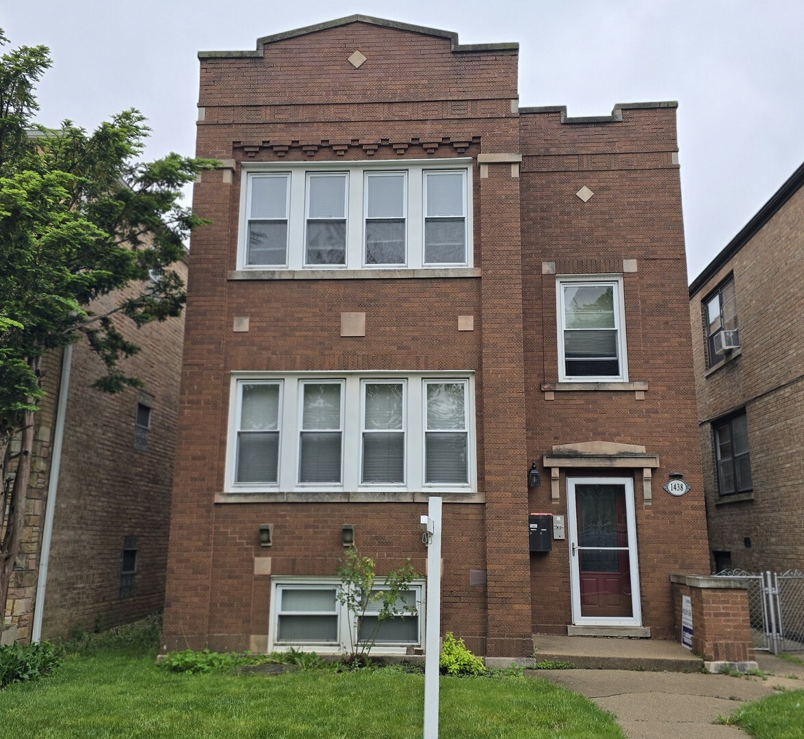 Property Photo: 1438 Maple Avenue IL 60402