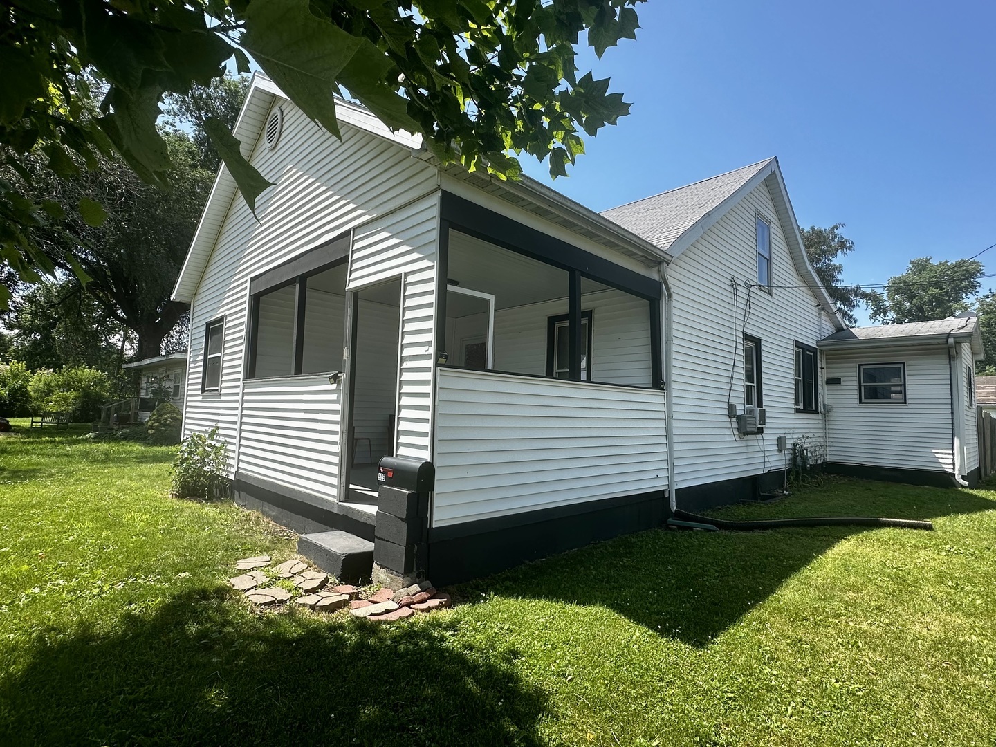 Property Photo:  509 E Webster Street  IL 61727 