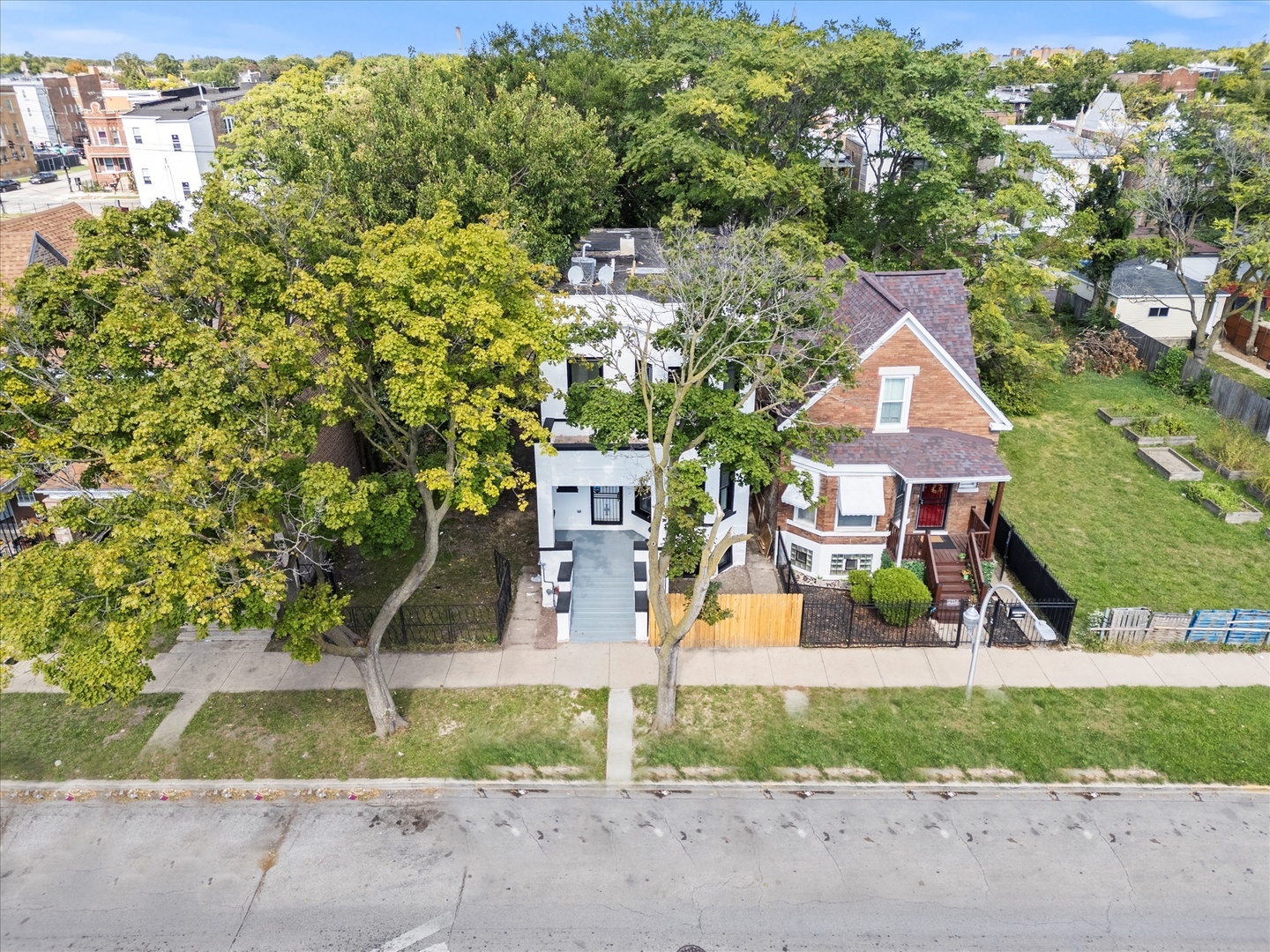 Property Photo: 4336 W Gladys Avenue IL 60624