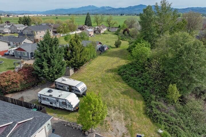 Property Photo: 895 Holley Way OR 97502