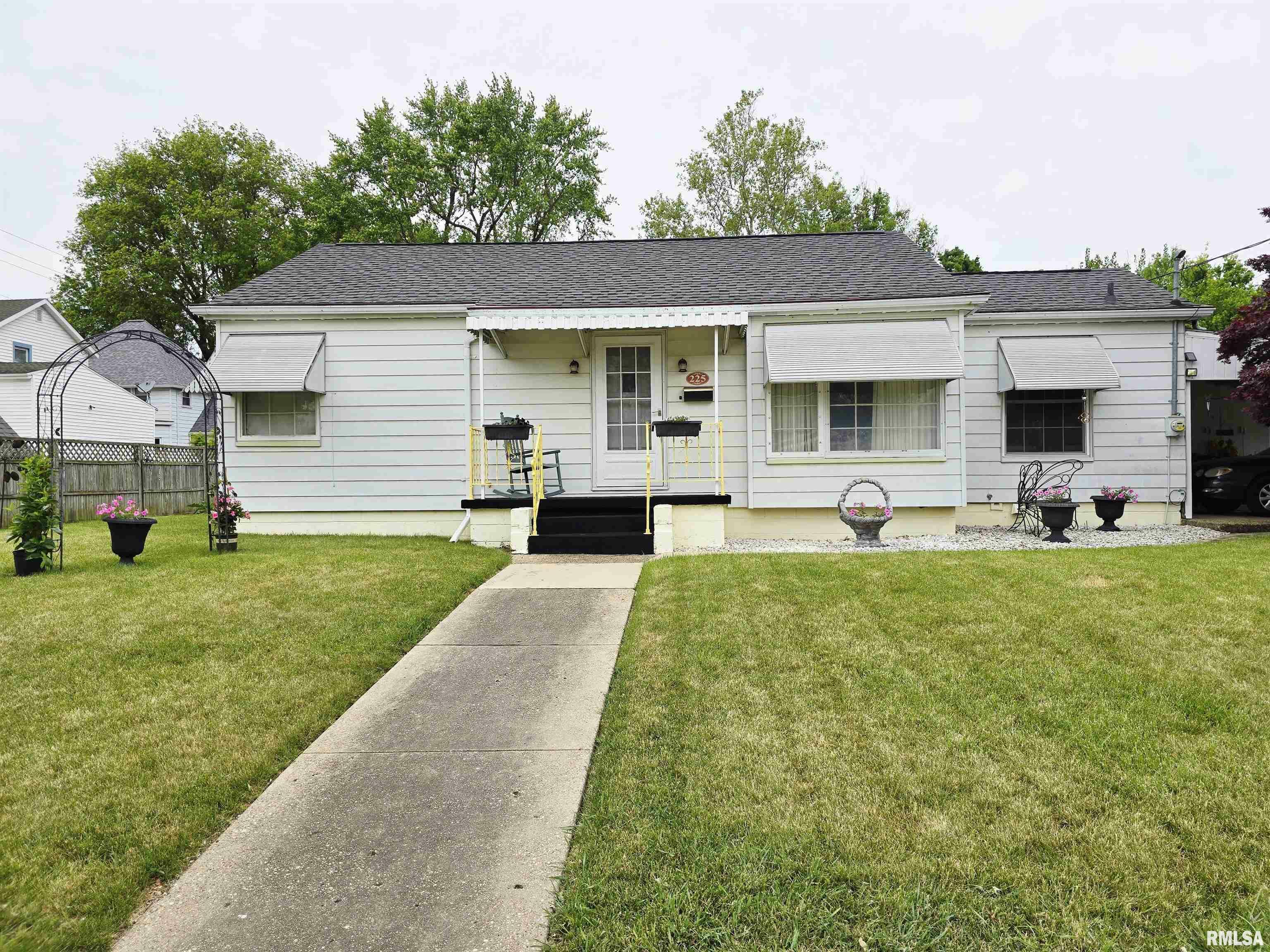 Property Photo: 225 E Hickory Street IL 61520