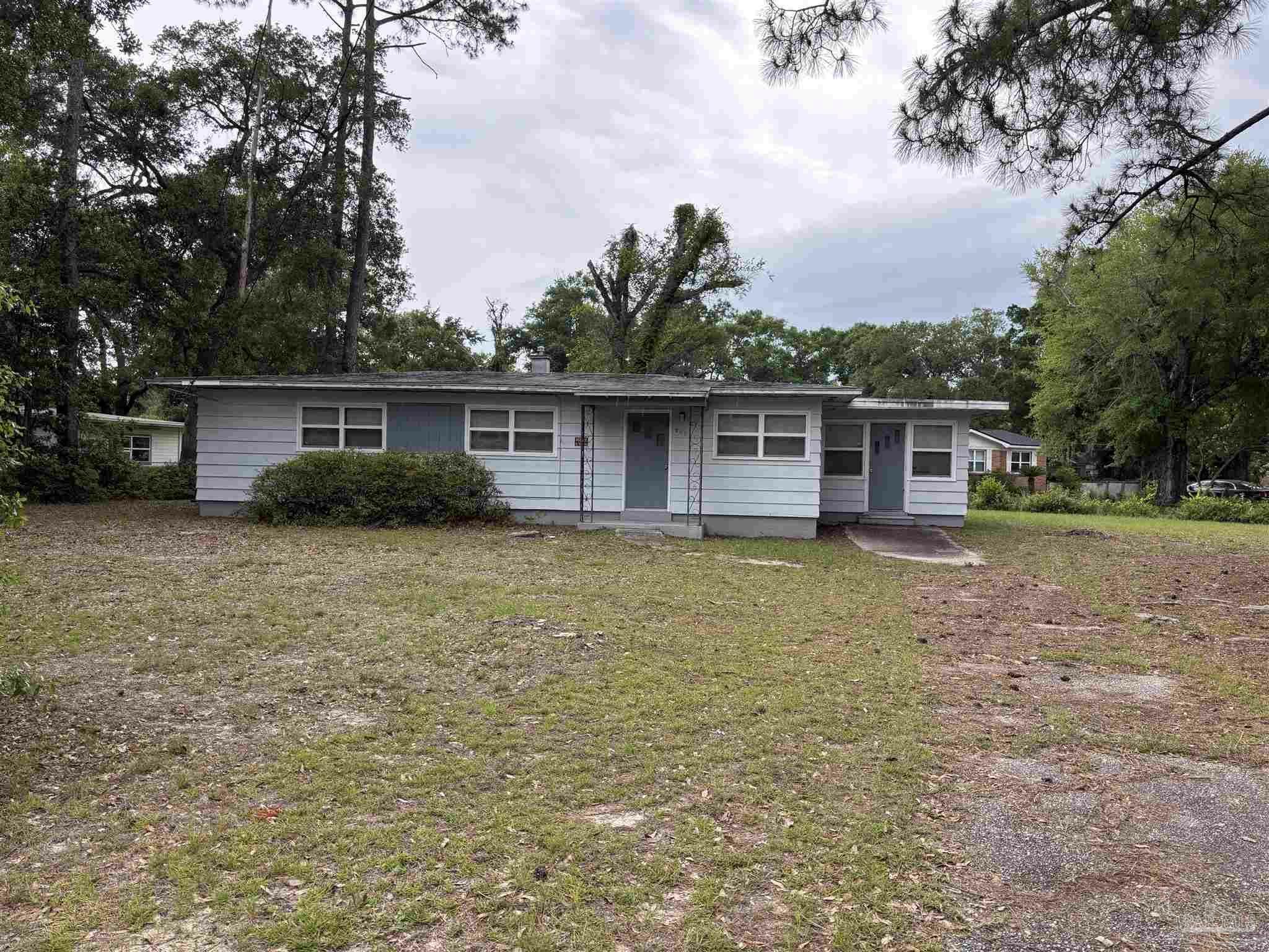 Property Photo:  207 Hart Dr  FL 32503 