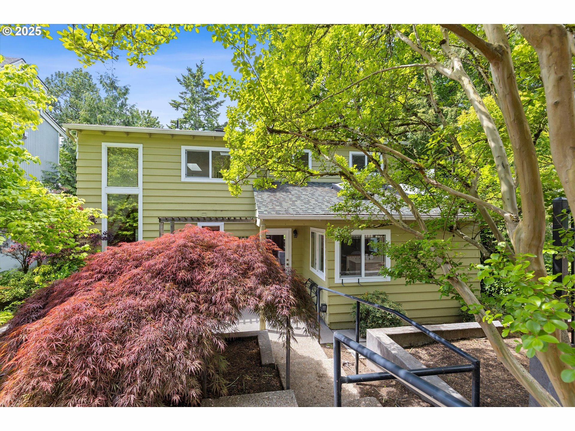 Property Photo: 7027 SW 33rd Pl OR 97219