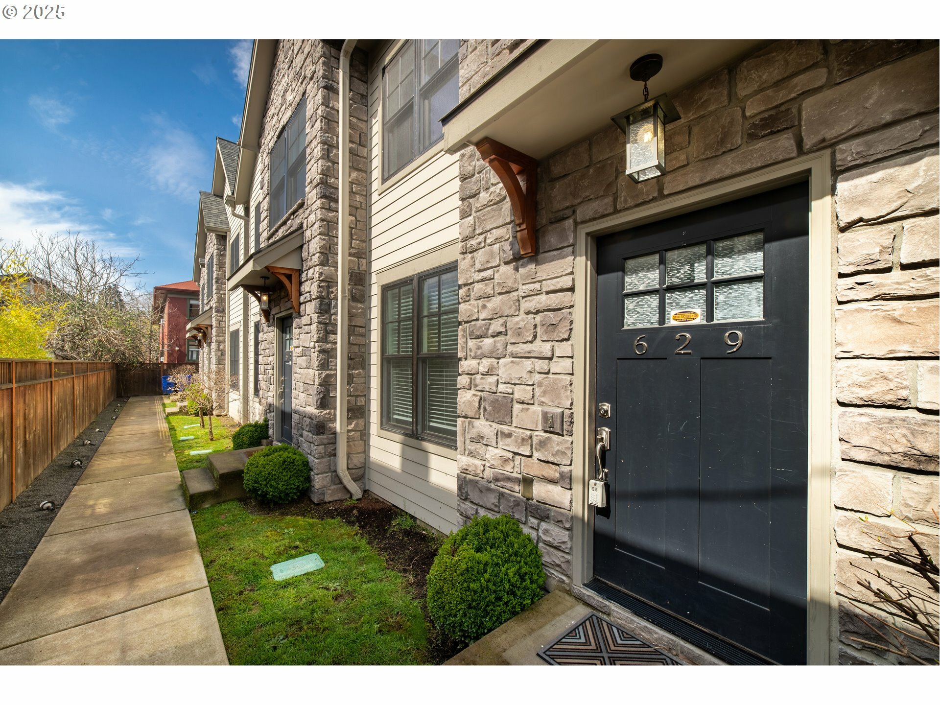 Property Photo: 621 NE Randall Ave OR 97232