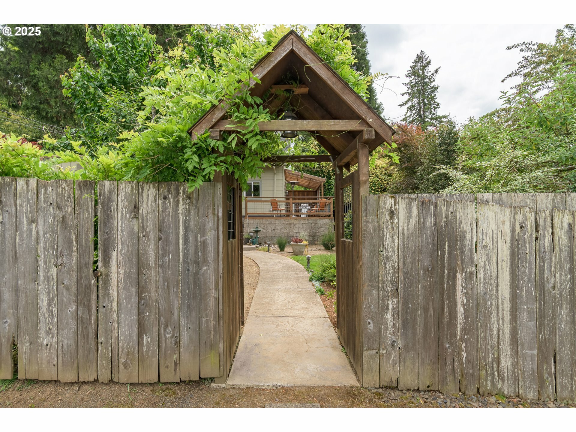 Property Photo: 2108 Charnelton Alley OR 97405